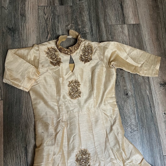 INDIAN SUIT - Picture 2 of 4